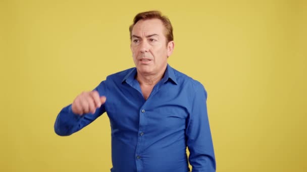 Reifer Mann Gestikuliert Dass Studio Mit Gelbem Hintergrund Etwas Vergisst — Stockvideo