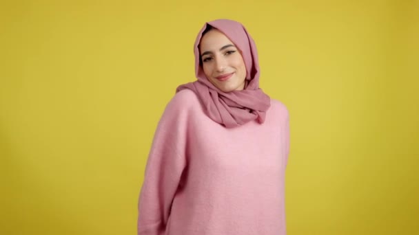 Glückliche Muslimische Frau Lächelt Die Kamera Während Sie Studio Mit — Stockvideo