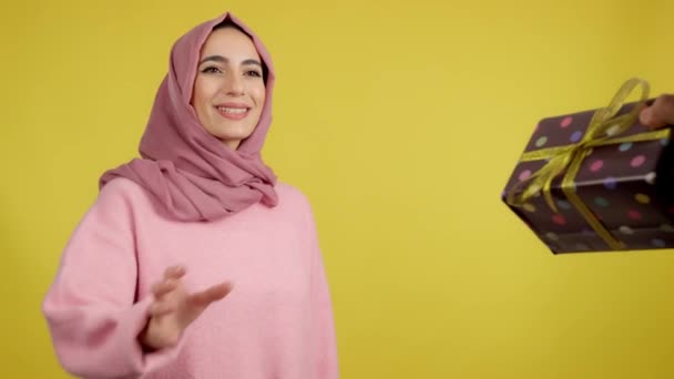 Gelukkige Moslim Vrouw Glimlachend Terwijl Een Geschenk Ontvangt Tussenschot — Stockvideo