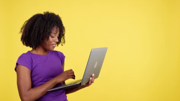 Mulher Com Penteado Afro Sorrindo Usar Laptop Estúdio Com Fundo — Vídeo de Stock