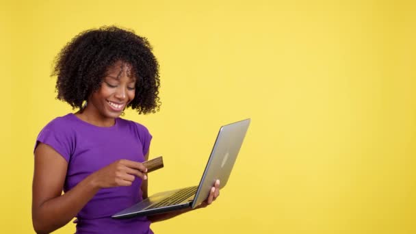 Mulher Com Cabelo Afro Compras Line Com Laptop Cartão Crédito — Vídeo de Stock