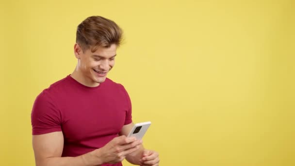 Happy Caucasian Sterke Man Met Haakjes Glimlachen Terwijl Het Gebruik — Stockvideo