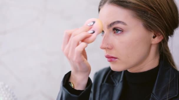 Ralenti Gros Plan Vidéo Une Femme Appliquant Maquillage Dans Les — Video