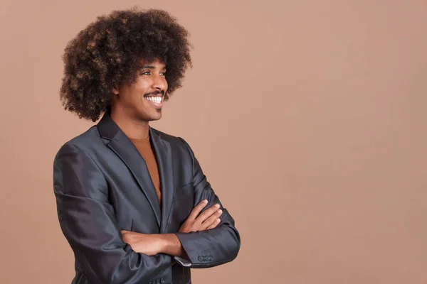 Stüdyoda Siyah Ceketli Gülümseyen Afrikalı Adam Kollarını Kavuşturuyor — Stok fotoğraf
