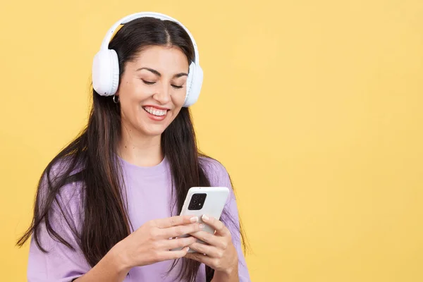Mujer Caucásica Escuchando Música Con Auriculares Móvil Estudio Con Fondo —  Fotos de Stock