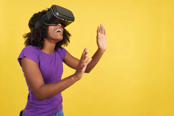 Curiosa Mujer Afro Haciendo Gestos Mientras Usa Gafas Realidad Virtual —  Fotos de Stock