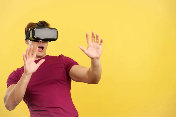 Hombre Fuerte Sorprendido Con Gafas Realidad Virtual Estudio Con Fondo —  Fotos de Stock