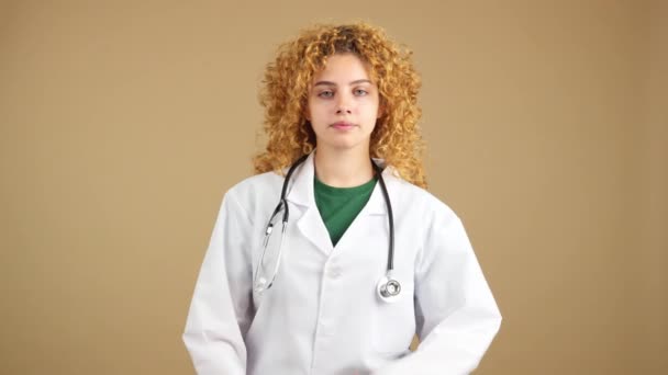 Estúdio Vídeo Uma Jovem Médica Séria Com Cabelos Encaracolados Jaleco — Vídeo de Stock