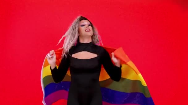 Ευτυχισμένος Τρανσέξουαλ Άνθρωπος Ντυμένος Drag Queen Κοιτάζοντας Κάμερα Ενώ Περιτύλιγμα — Αρχείο Βίντεο