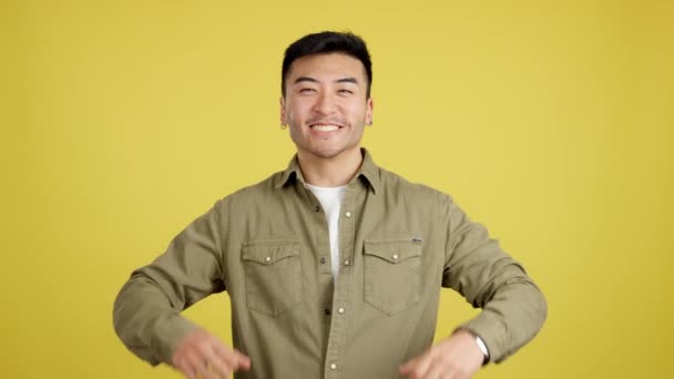 Щасливий Китайський Чоловік Який Святкує Свято Виховуючи Кулаки Студії Жовтим — стокове відео