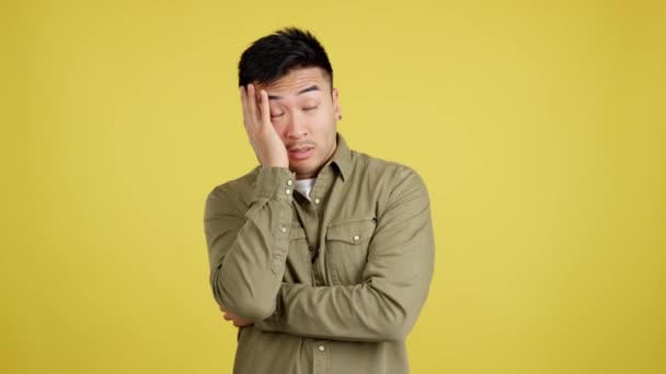 Gelangweilter Chinese Steht Studio Vor Gelbem Hintergrund Und Schaut Die — Stockvideo