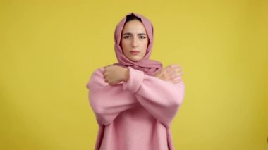 Peçeli Müslüman kadın ciddi olmaya çalışıyor ama gülmekten kırılıyor.