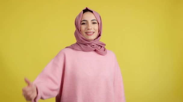 Ευτυχισμένη Μουσουλμάνα Γυναίκα Gesturing Συμφωνία Ανύψωσης Ενός Αντίχειρα Επάνω Στο — Αρχείο Βίντεο