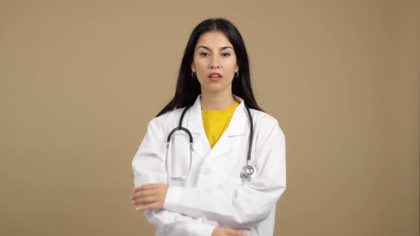 Vit Kvinnlig Läkare Ler Mot Kameran Med Armarna Korsade Studio — Stockvideo