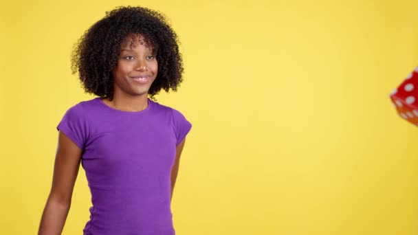 Stüdyoda Sarı Arka Planda Bir Hediye Alırken Afro Saçlı Güzel — Stok video