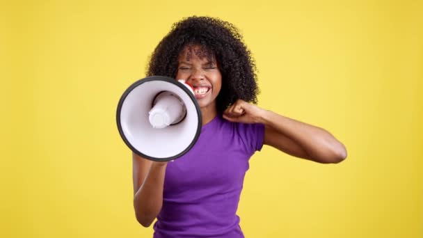 Злая Африканская Женщина Кричащая Мегафоном Жестикулирующая Кулаком Студии Жёлтым Фоном — стоковое видео