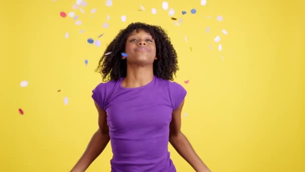 Cool Afro Mulher Dançando Comemorando Cercado Por Confetes Int Ele — Vídeo de Stock