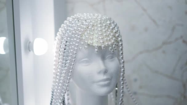 Slow Motion Video Pearl Wig Mannequin Head — Stock Video