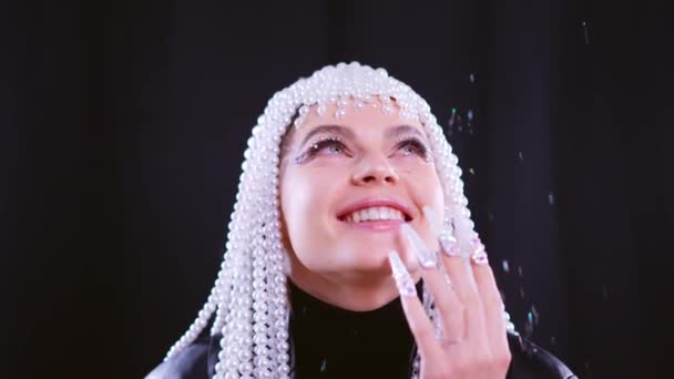 Медленное Видео Счастливой Женщины Жемчужном Парике Фальшивых Ногтях Тонущих Блестящими — стоковое видео