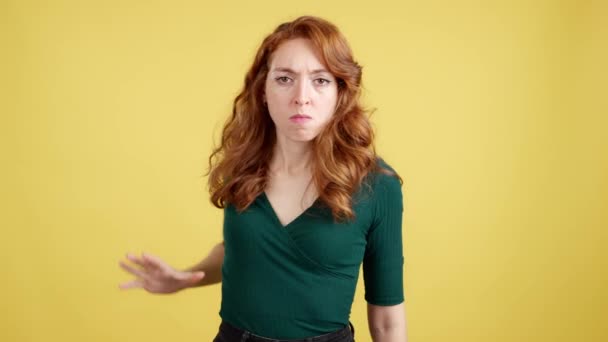 Κοκκινομάλλα Γυναίκα Gesturing Απαγόρευση Χέρι Στο Στούντιο Κίτρινο Φόντο — Αρχείο Βίντεο