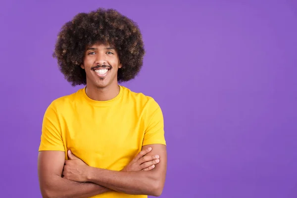 Happy Cool African Man Curly Hair Looking Camera Arms Crossed — Foto Stock