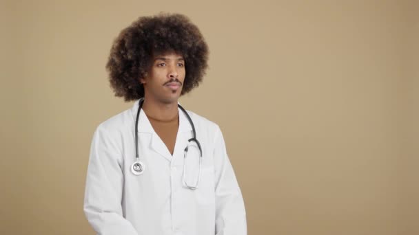 Allvarlig Afrikansk Läkare Med Armarna Korsade Ser Gången Studio — Stockvideo