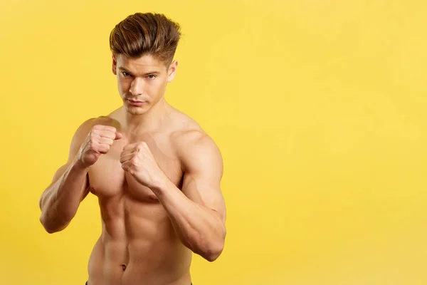 強いです男性ボクサースタジオで裸の胴とともに黄色の背景 — ストック写真