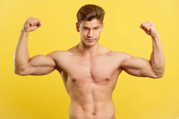 Silný Muž Ukazuje Biceps Při Pohledu Kameru Holým Trupem Studiu — Stock fotografie