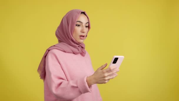 Estudio Imagen Con Fondo Amarillo Una Mujer Musulmana Sorprendida Mirando — Vídeo de stock