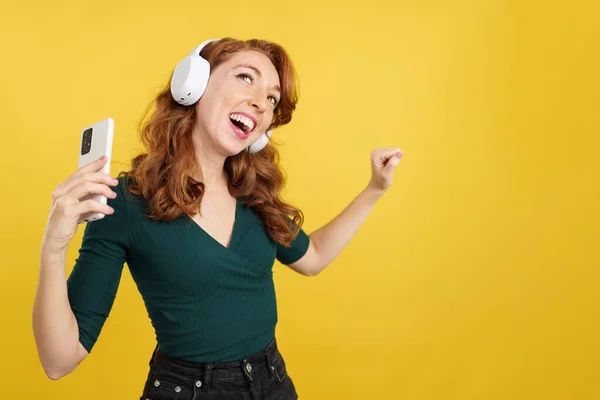 Mujer Pelirroja Fresca Escuchando Música Con Auriculares Móvil Estudio Con —  Fotos de Stock