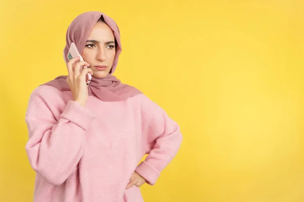 Mulher Muçulmana Irritada Conversando Com Celular Estúdio Com Fundo Amarelo — Fotografia de Stock