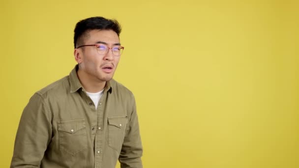 Číňan Sundávat Její Brýle Vidět Daleko Studiu Žlutým Pozadím — Stock video