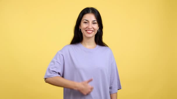 Glad Kaukasiske Kvinde Gesturing Aftale Hæve Tommelfinger Studiet Med Gul – Stock-video