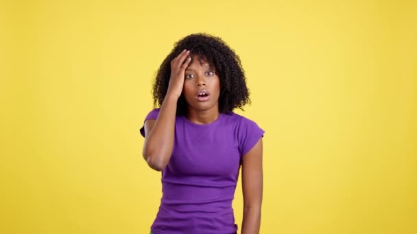 Woman African Hair Gesturing She Forgetting Something Studio Yellow Background — Vídeo de Stock