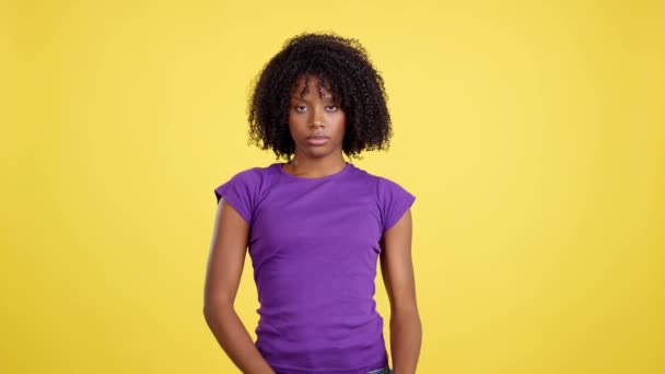 Vihainen Nainen Afro Hiukset Seisoo Kädet Ristissä Studio Keltainen Tausta — kuvapankkivideo