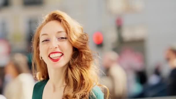 Lassú Mozgású Videó Egy Vörös Hajú Szépségről Aki Szabadban Forog — Stock videók
