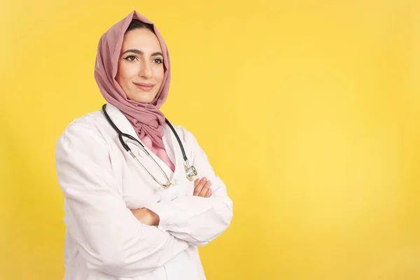 Glückliche Muslimische Ärztin Mit Verschränkten Armen Schaut Studio Mit Gelbem — Stockfoto
