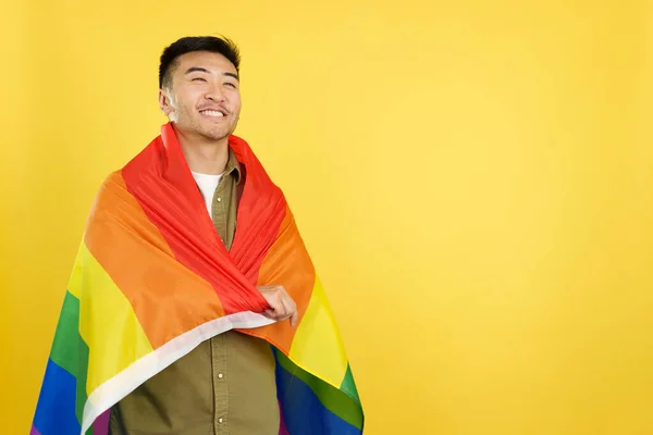 Szczęśliwy Chiński Człowiek Zawijania Lgbt Tęcza Flaga Studio Żółtym Tle — Zdjęcie stockowe