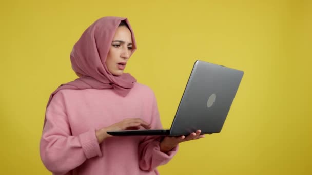 Worried Muslim Woman Problem Laptop Studio Yellow Background — Stock videók