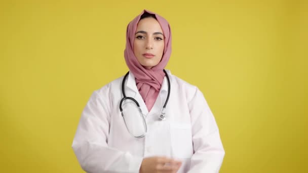 Allvarlig Kvinnlig Muslimsk Läkare Med Armarna Korsade Tittar Kameran Studio — Stockvideo