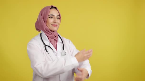 Счастливая Женщина Мусульманский Врач Скрещенными Руками Смотрит Сторону Студии Желтым — стоковое видео