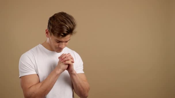 Άνθρωπος Προσεύχεται Χέρια Μαζί Κοιτάζοντας Κάτω Στο Στούντιο Καφέ Φόντο — Αρχείο Βίντεο