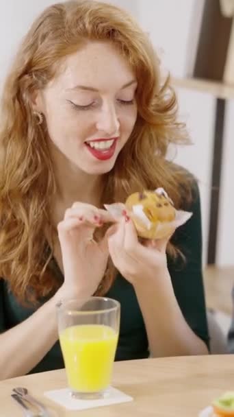 Evde Kek Yiyen Güzel Bir Kadının Dikey Yavaş Çekim Videosu — Stok video