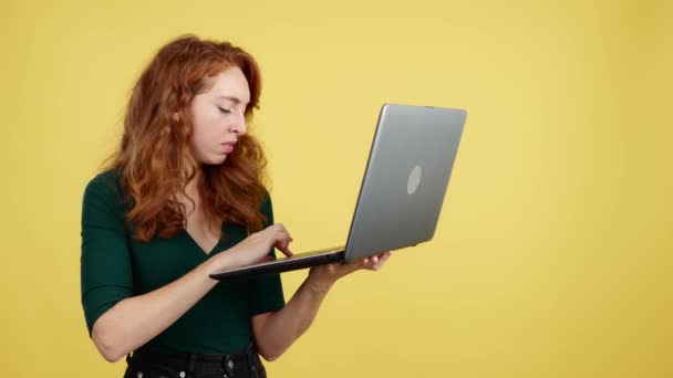 Mulher Ruiva Tendo Problema Com Laptop Estúdio Com Fundo Amarelo — Vídeo de Stock