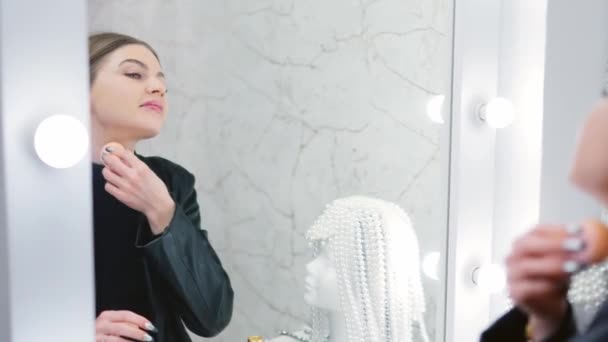 Βίντεο Αργής Κίνησης Μιας Γυναίκας Που Βάζει Μακιγιάζ Βάσης Στο — Αρχείο Βίντεο