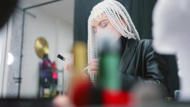 Βίντεο Αργής Κίνησης Μιας Καλλιτέχνιδας Περούκα Που Δένει Κρύσταλλα Μακιγιάρεται — Αρχείο Βίντεο