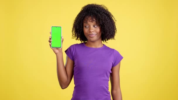 Afro Haj Mosolyog Kamera Kezében Egy Mobil Egy Chroma Képernyő — Stock videók