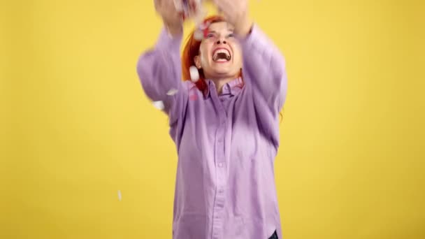 Gelukkig Roodharige Volwassen Vrouw Omgeven Door Confetti Vliegen Lucht Studio — Stockvideo