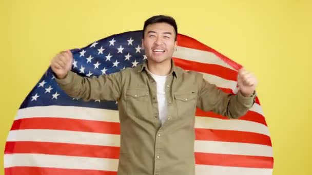 Glad Kinesisk Man Tittar Kamera Och Inslagning Med Nordamerika National — Stockvideo