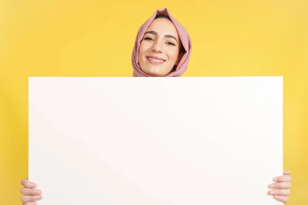 Happy Muslim Woman Scarf Holding Blank Panel Studio Yellow Background — Stock Photo, Image